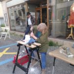 Joëlle Fuser, sculpte la pierre devant la galerie