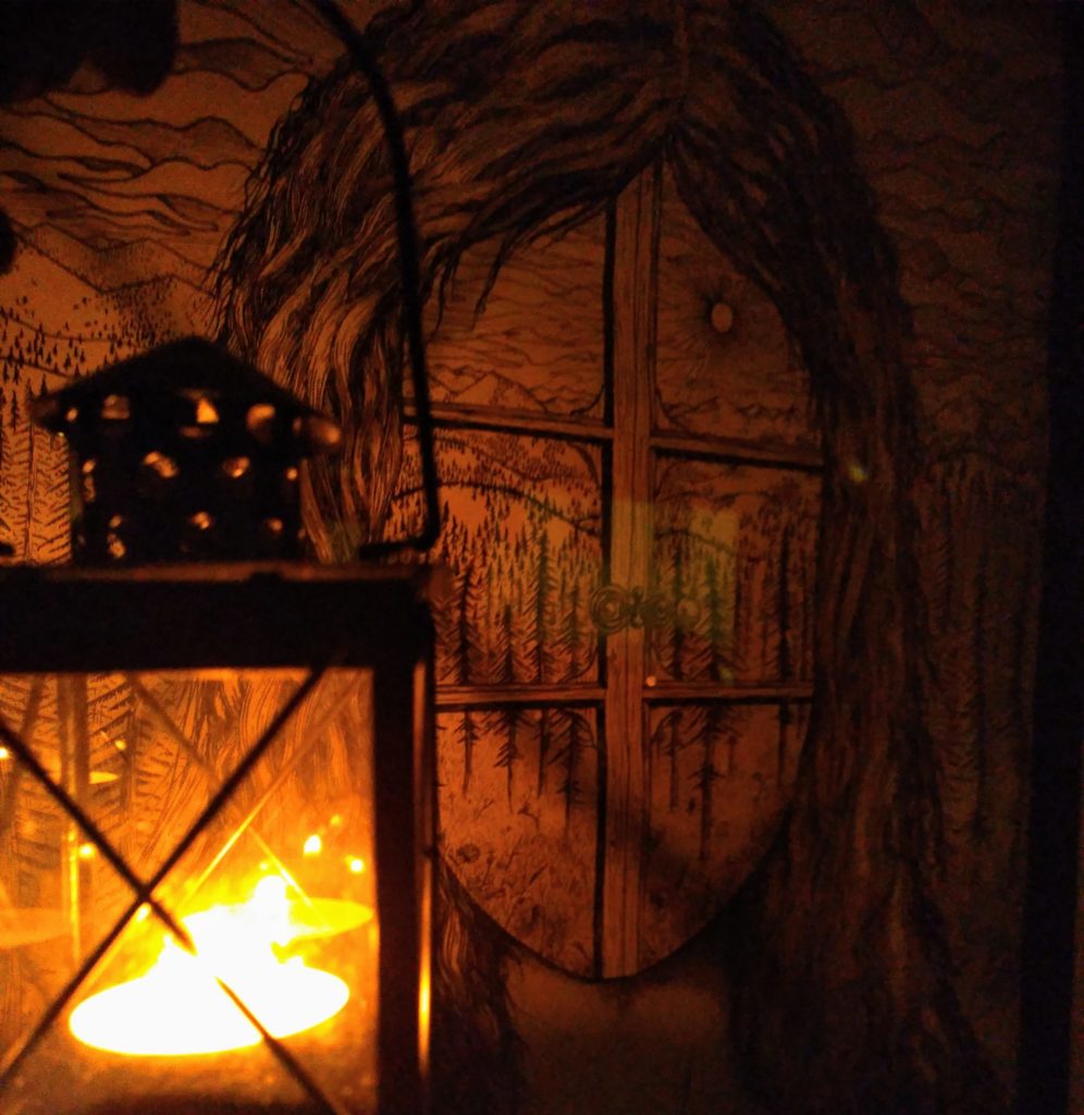 dessin de Jos éclairé à la lanterne Exposition Galerie Le Bunker - Gilles Boss et Jos Duciel